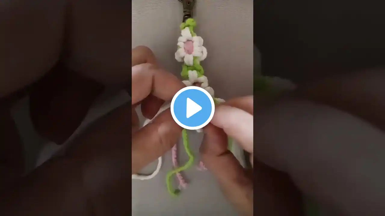 Daisy Flower Macrame Keychain #macrame #macramekeychain #diycrafts