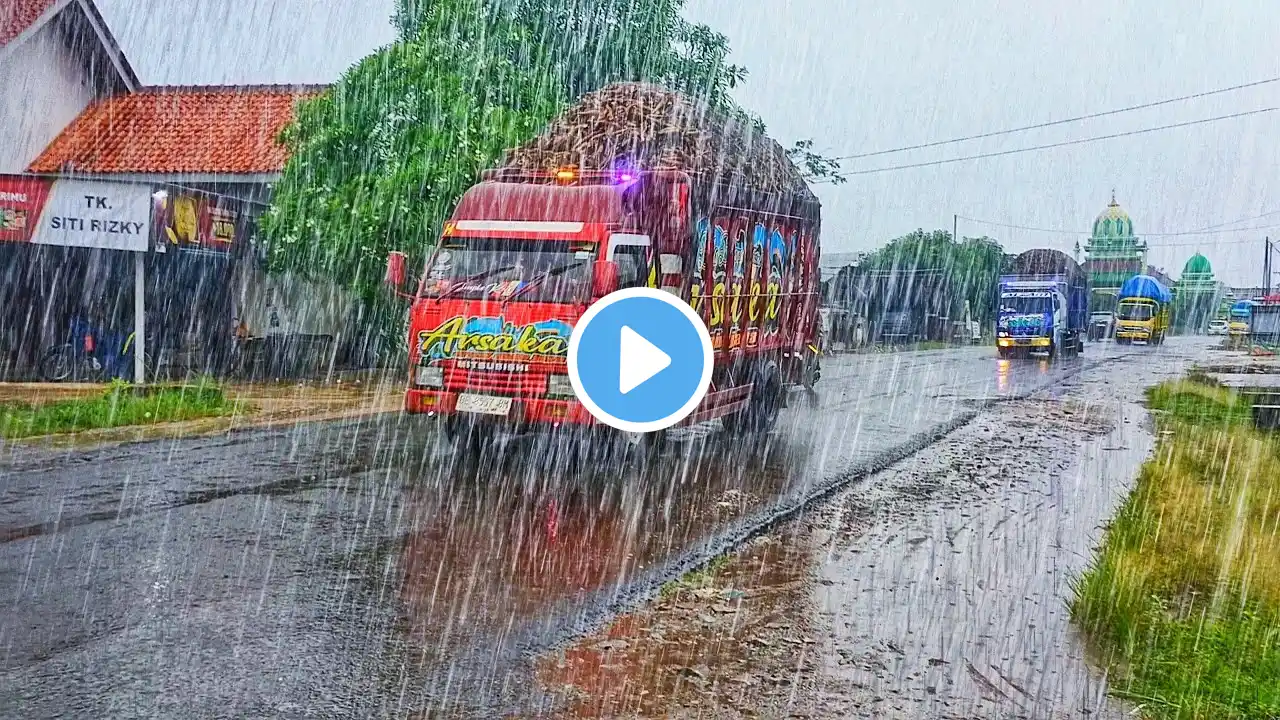 Walking in the heavy rain, the sound of the rain made many villagers who were sleeping soundly