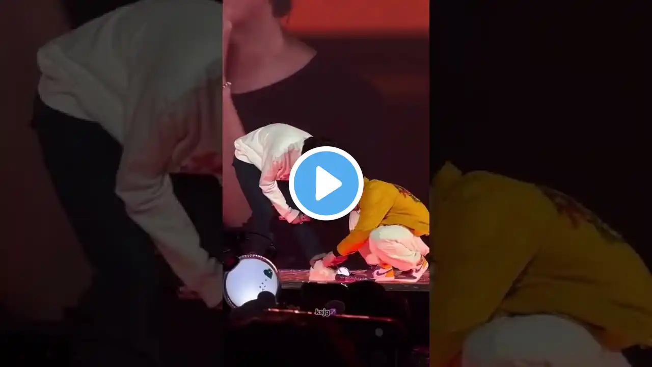 090422 BTS in Las Vegas - Jungkook ikat tali sepatu Jin | JK tying jin's shoelaces