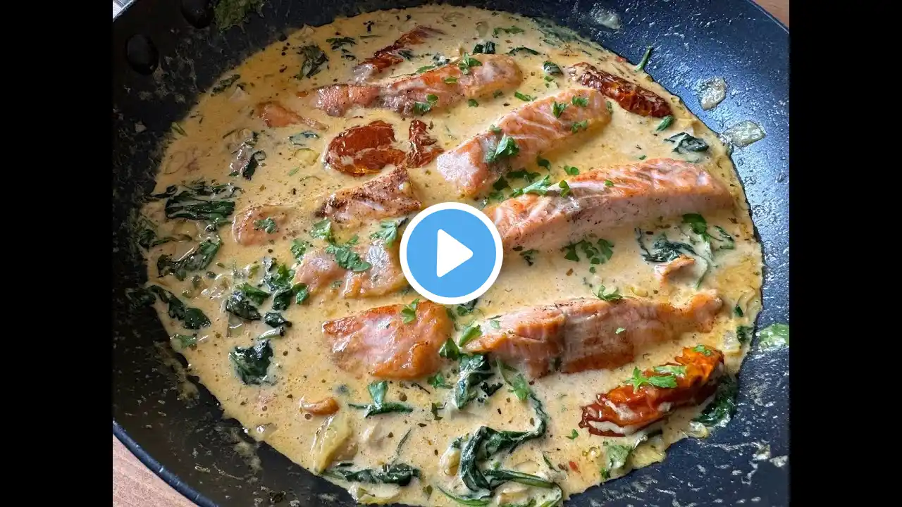 One Pot Creamy Tuscan Salmon | Pan-fried salmon in creamy garlic, spinach and sundried tomato sauce